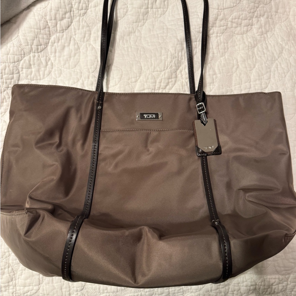 TUMI Voyageur Q Tote smoky quartz nylon bag. Excellent condition.